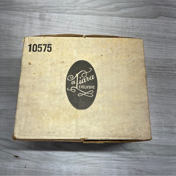 Tiara Exclusive White Milk Glass Mug #10575 In Box Set of 2 Vintage - Picture 3 of 14